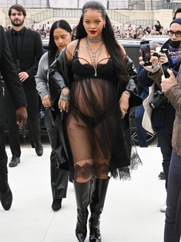 Rihanna khoe bụng bầu và nội y, “đánh bật” các đại sứ trẻ tuổi của Dior