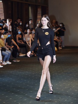 Người mẫu Ukraine tìm cơ hội trình diễn tại show của NTK Lê Thanh Hòa
