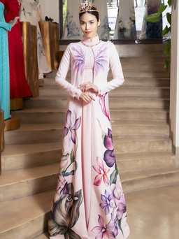 Hoa khôi áo dài Lan Khuê đội vương miện trong fashion show của NTK Đinh Văn Thơ