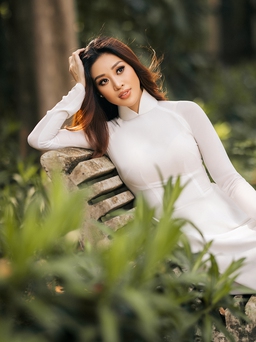 Nét đẹp trong veo của Hoa hậu Khánh Vân khi diện áo dài trắng
