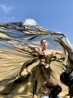 Lương Thùy Linh diện váy Lê Thanh Hòa múa giữa sa mạc