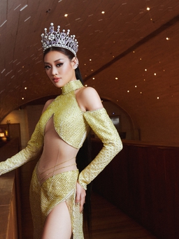 Fans thót tim với váy cắt xẻ chỗ hiểm của Hoa hậu Khánh Vân, Tiểu Vy
