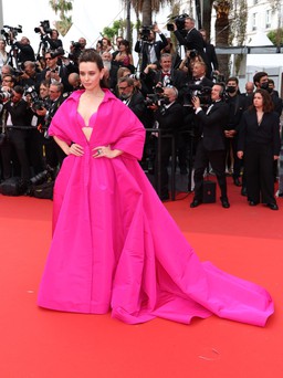 Mốt khoe nội y và loạt trang phục màu hồng ngọt ngào tại Cannes