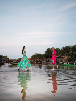 Những sàn runway độc đáo nhất Việt Nam: catwalk trên mặt nước, giữa phố cổ