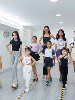 Hoa hậu Khánh Vân làm cô giáo dạy mẫu nhí catwalk