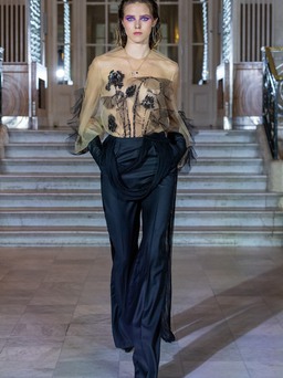 Áo váy xuyên thấu được Trần Hùng giới thiệu tại Tuần lễ thời trang London