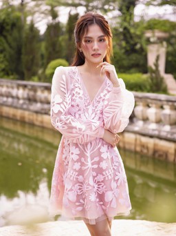 Hoa hậu Mai Phương hóa nàng Xuân với váy áo gam màu sáng