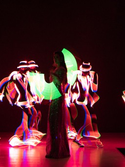 Hoa hậu Khánh Vân nhảy với đèn LED, mở màn show thời trang Brave heart