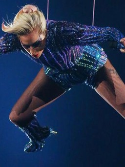 Lady Gaga bay trên sân khấu Super Bowl
