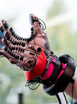 Meta hé lộ thiết kế găng tay thực tế ảo