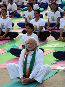 Thủ tướng Ấn Độ cùng hàng triệu người tập yoga nhân Ngày quốc tế yoga