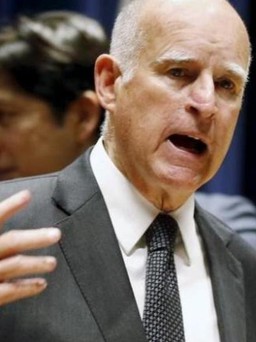 Quyết đánh ‘thuế băng vệ sinh’, Thống đốc bang California bị chỉ trích