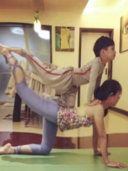 Cậu bé 7 tuổi bị nghi tự kỷ nổi tiếng nhờ yoga