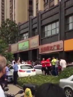 Cảnh sát bắn chỉ thiên giải tán đám đông náo loạn vì rượu ở Trung Quốc