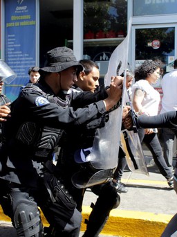 Cảnh sát Nicaragua bị tố đánh nhà báo