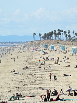 Nhiều người vẫn vô tư tắm biển, California phải siết chặt lệnh phong tỏa phòng dịch COVID-19