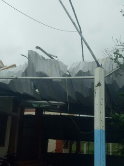 Đảo Cồn Cỏ cần tôn để lợp lại mái nhà sau bão số 13