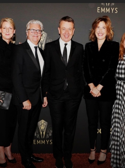 Olivia Colman, Kate Winslet thắng giải Emmy 2021