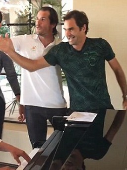 Federer trổ tài ca hát với ban nhạc 'Những tay vợt đánh trái tay 1 tay'