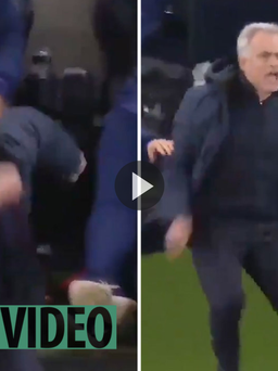 Hành động khó tin của HLV Mourinho gây bão mạng xã hội