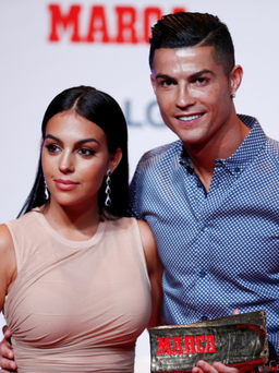 Bạn gái lấy lòng Cristiano Ronaldo sau vụ trốn cách ly đi mua sắm