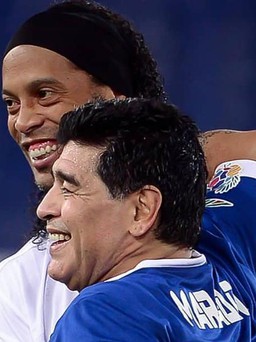 Ronaldinho mong thoát khỏi Paraguay để trả ‘ân tình’ cho Diego Maradona
