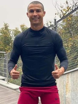 Cristiano Ronaldo bất ngờ xuống tóc, hạ quyết tâm thắng Covid-19
