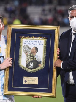 Khi tuyển Argentina trở thành ốc đảo thanh bình của Messi