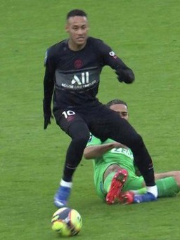 Neymar dính chấn thương ghê rợn trong ngày PSG thắng ngược Saint-Etienne