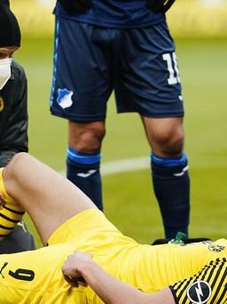 Erling Haaland dính chấn thương trong chiến thắng của Borussia Dortmund trước Hoffenheim
