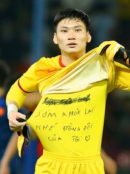 Thủ môn U.23 Việt Nam ăn mừng bằng lời chúc các đồng đội mau hết bệnh