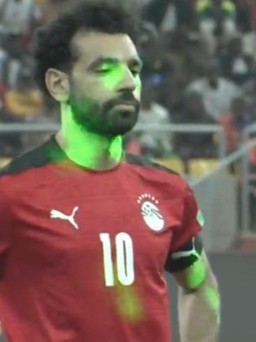 Salah và tuyển Ai Cập bị tấn công bằng tia laser tại vòng loại World Cup 2022