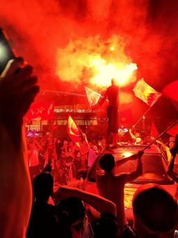 CĐV xuống đường ăn mừng chiến tích U.23 Việt Nam đoạt HCV SEA Games
