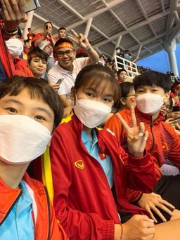 Những cô gái kim cương tuyển nữ Việt Nam đến sân Mỹ Đình ủng hộ đội U.23