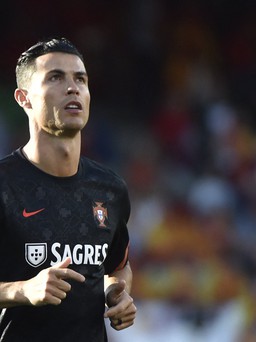 Cristiano Ronaldo bất ngờ lên tiếng giữa tin đồn chuyển nhượng