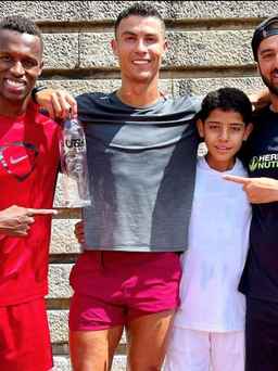 Cristiano Ronaldo tập luyện cùng con trai, vẫn khước từ trở lại M.U