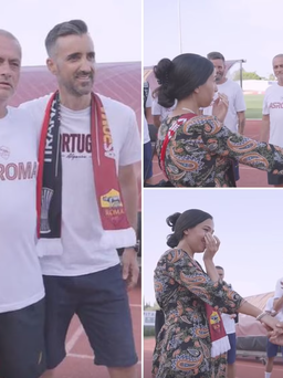 HLV Mourinho làm chứng vụ cầu hôn đầy bất ngờ trước buổi tập của AS Roma