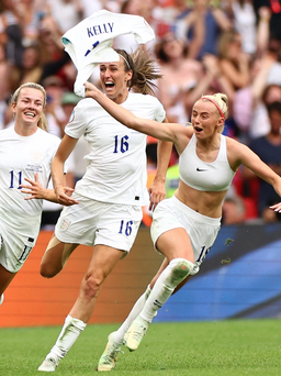 Nữ cầu thủ tuyển Anh cởi áo ăn mừng vô địch EURO lần đầu tiên