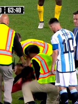 3 lần bị CĐV quá khích gây hốt hoảng, Messi vẫn lập cú đúp cho Argentina