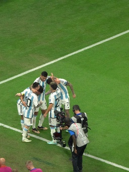 Phóng viên đột tử trong trận đấu nhiều biến cố giữa Hà Lan và Argentina