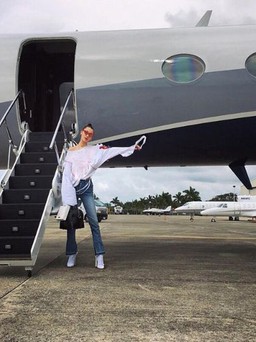 Hình ảnh thời thượng của Bella Hadid trên máy bay riêng