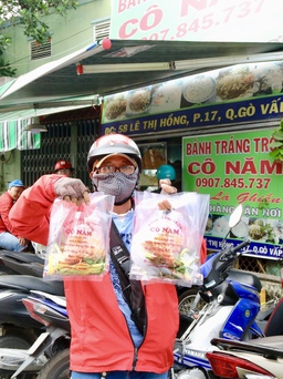 Xếp hàng mua bánh tráng trộn Sài Gòn, nghe bà chủ 'tấu hài' thấy đỡ chờ lâu