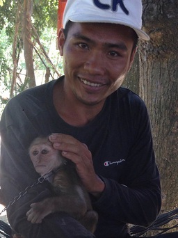 Kỳ lạ chuyện 2 vợ chồng nuôi khỉ làm 'con trai'