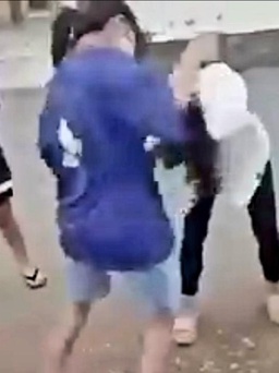 Phú Yên: Bốn cô gái đánh hội đồng 1 nữ sinh, lột đồ quay clip