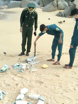 Quảng Ngãi: Phát hiện gần 20 kg ma túy trôi dạt vào bờ biển