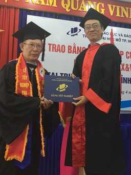 70 tuổi nhận bằng đại học loại giỏi