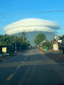 Chuyên gia nói gì về hình ảnh mây vòm đỉnh núi Bà Đen?