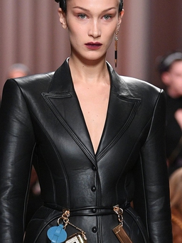 Chất thời trang thượng thặng của Bella Hadid được thể hiện như thế nào trên sàn diễn?