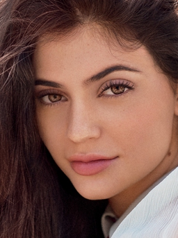 Kylie Jenner, trùm phối trang phục cùng tông với phông nền