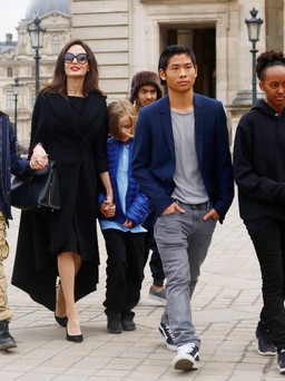 Những bộ trang phục màu đen đẹp nhất của Angelina Jolie khi ra phố cùng các con